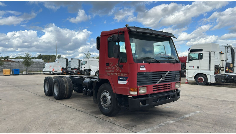 Volvo FL 7 - 260 (6X4 / LAMES / POMPE MANUELLE / MANUAL PUMP / STEEL SUSP.) - 驾驶室底盘卡车:图2 Volvo FL 7 - 260 (6X4 / LAMES / POMPE MANUELLE / MANUAL PUMP / STEEL SUSP.) - 驾驶室底盘卡车:图2