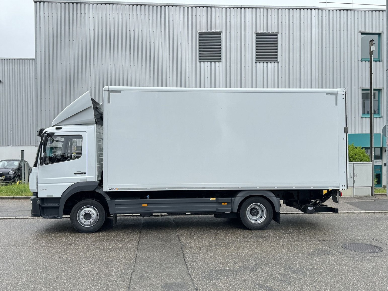 Mercedes-Benz Atego 1221 L Koffer 6,1m LBW AHK Klima TOP - 厢式卡车:图4 Mercedes-Benz Atego 1221 L Koffer 6,1m LBW AHK Klima TOP - 厢式卡车:图4