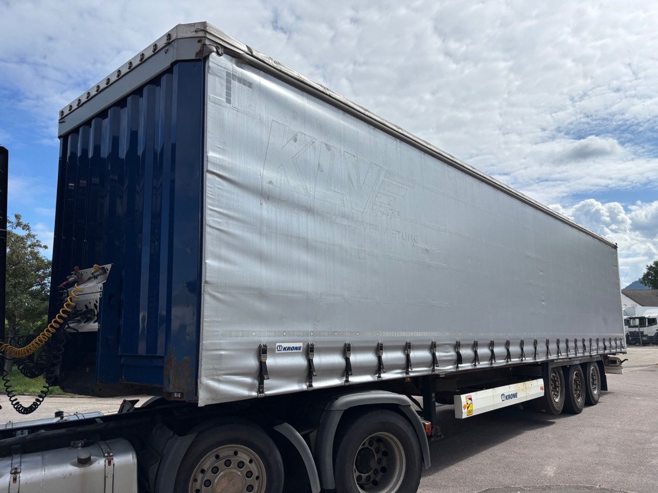 Krone SD, Edscha, Liftachse, TÜV 05/26 - 侧帘半拖车:图1 Krone SD, Edscha, Liftachse, TÜV 05/26 - 侧帘半拖车:图1