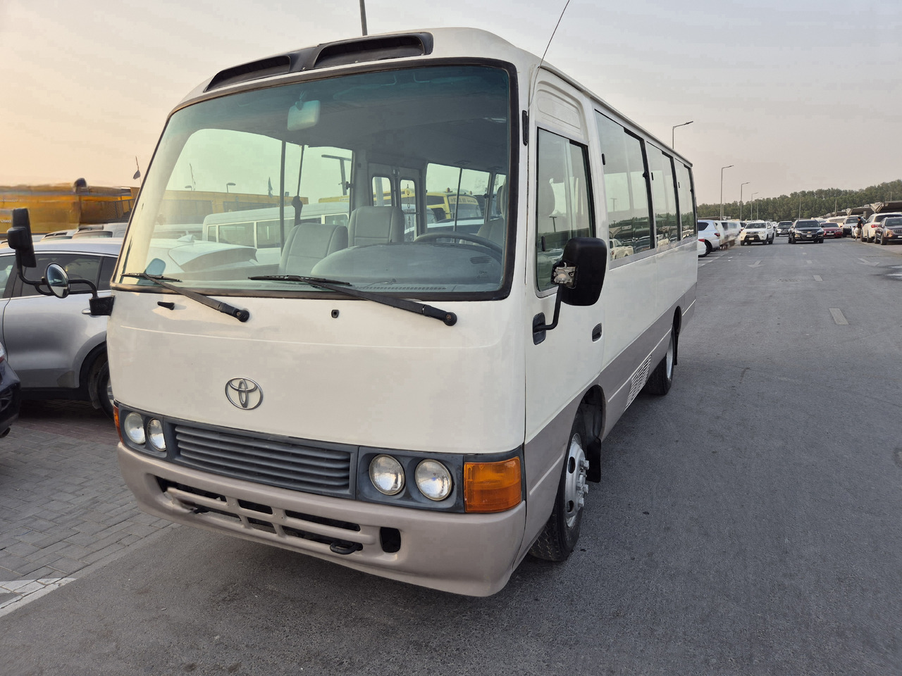 TOYOTA Coaster ... 25 places ...climatisé - 小型巴士, 小型客车:图2 TOYOTA Coaster ... 25 places ...climatisé - 小型巴士, 小型客车:图2