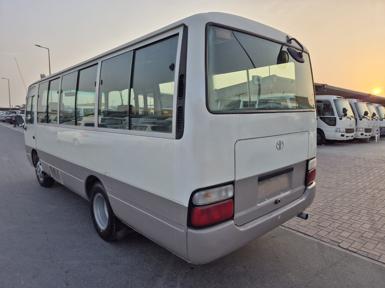 TOYOTA Coaster ... 25 places ...climatisé - 小型巴士, 小型客车:图3 TOYOTA Coaster ... 25 places ...climatisé - 小型巴士, 小型客车:图3