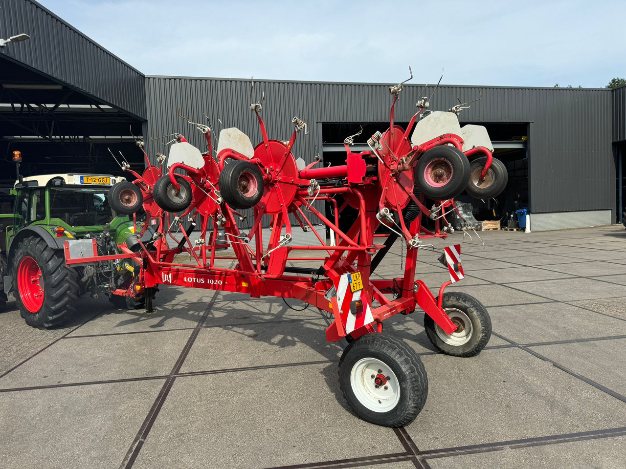 LELY Lotus 1020S - 翻草机/ 搂草机:图1 LELY Lotus 1020S - 翻草机/ 搂草机:图1