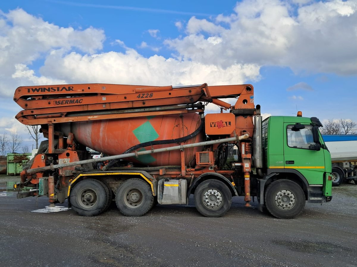 VOLVO FM 84R 440 SERMAC 4Z28 - 搅拌泵卡车:图1 VOLVO FM 84R 440 SERMAC 4Z28 - 搅拌泵卡车:图1