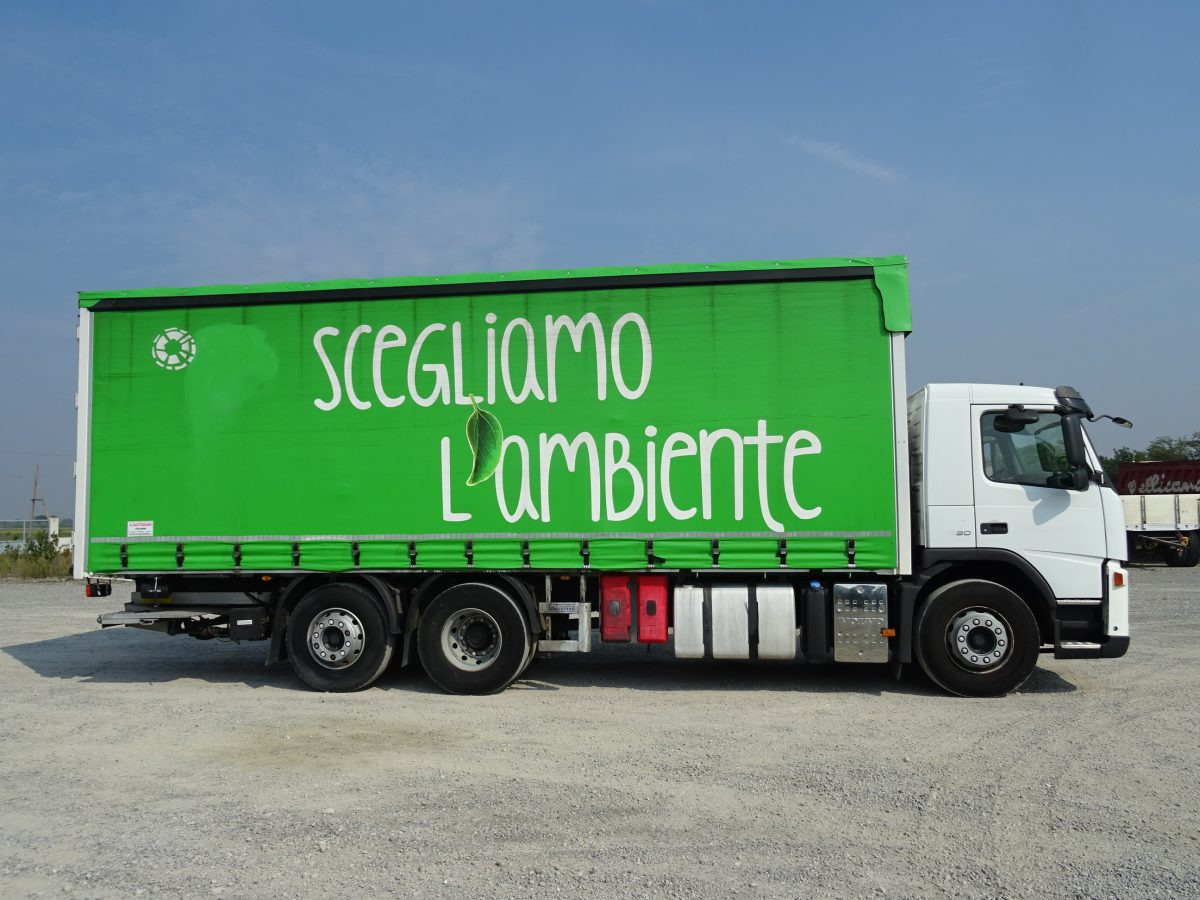 VOLVO FM9 R 62 - 侧帘卡车:图4 VOLVO FM9 R 62 - 侧帘卡车:图4