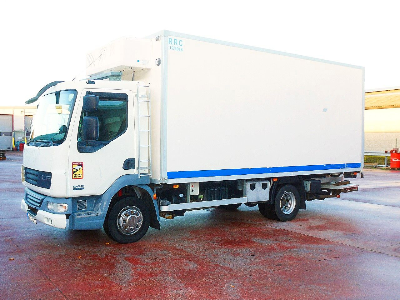 DAF LF 45.160 ISOTHERM KOFFER LADEBORDWAND - 冷藏车:图4 DAF LF 45.160 ISOTHERM KOFFER LADEBORDWAND - 冷藏车:图4