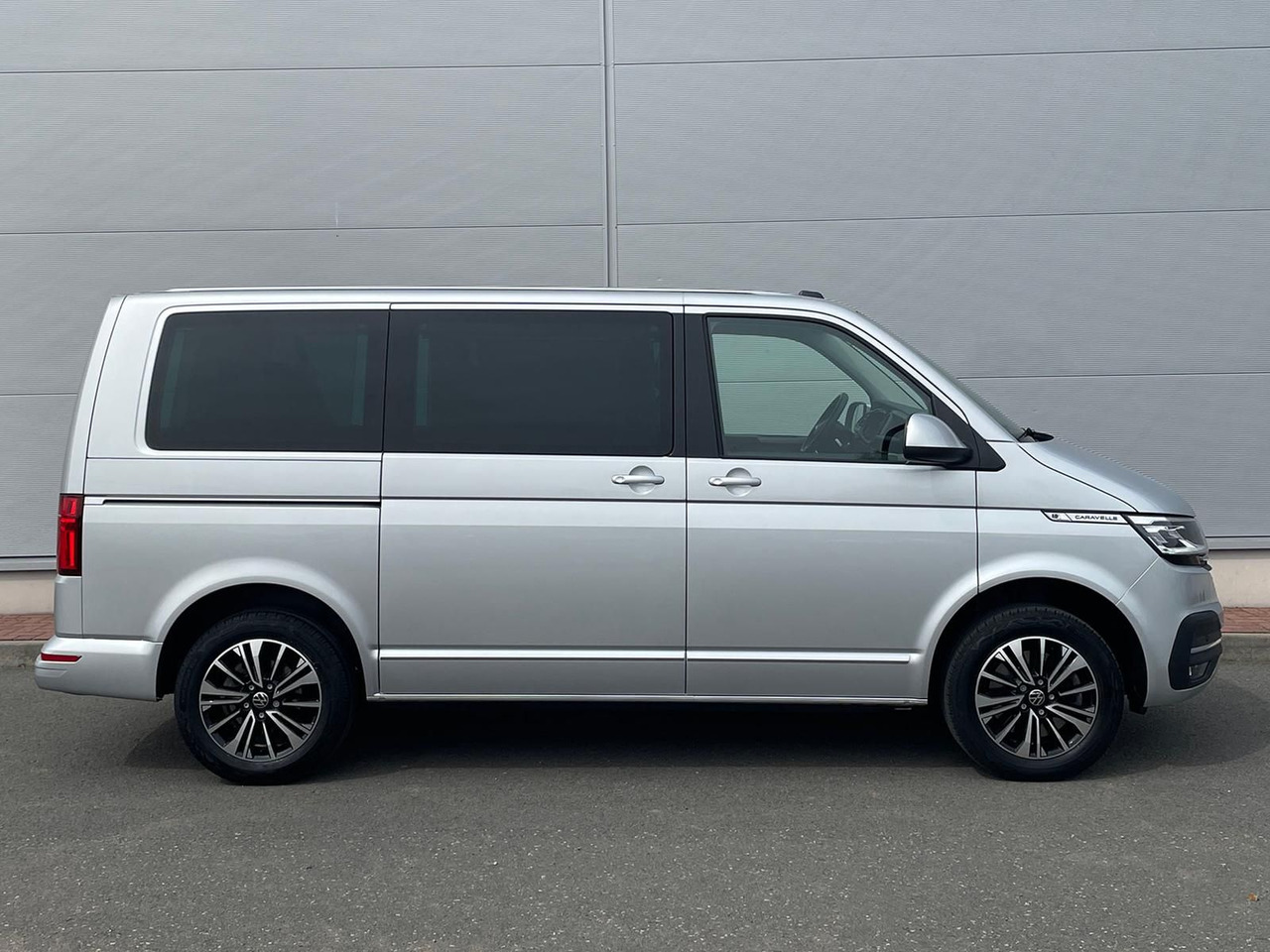Volkswagen T6.1 Caravelle Highline STANDHZ NAVI LEDER PDC - 小型客车:图5 Volkswagen T6.1 Caravelle Highline STANDHZ NAVI LEDER PDC - 小型客车:图5