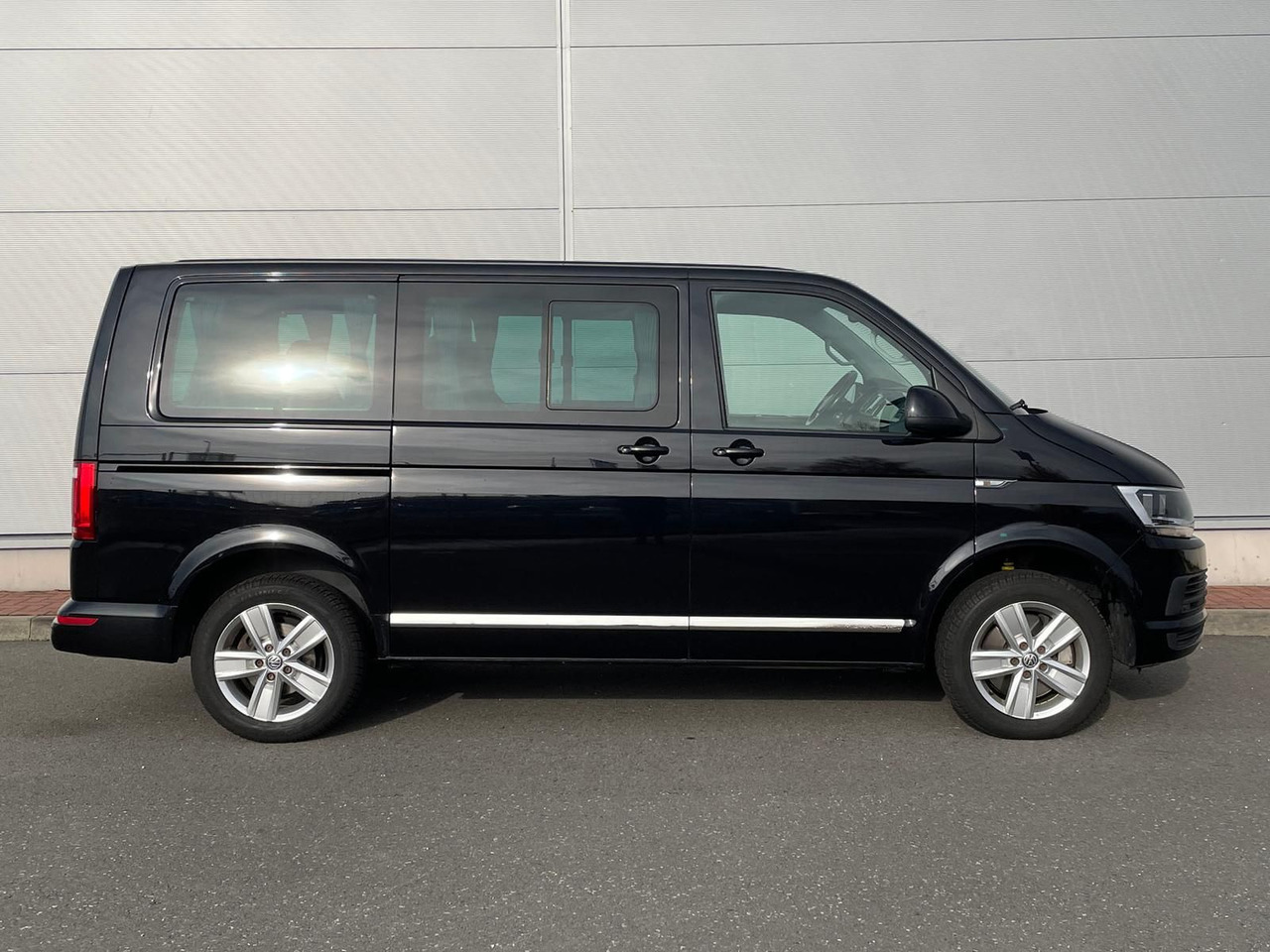 Volkswagen T6 Multivan Comfortline 4M AHK STANDHZ SITZH DAB - 小型客车:图5 Volkswagen T6 Multivan Comfortline 4M AHK STANDHZ SITZH DAB - 小型客车:图5