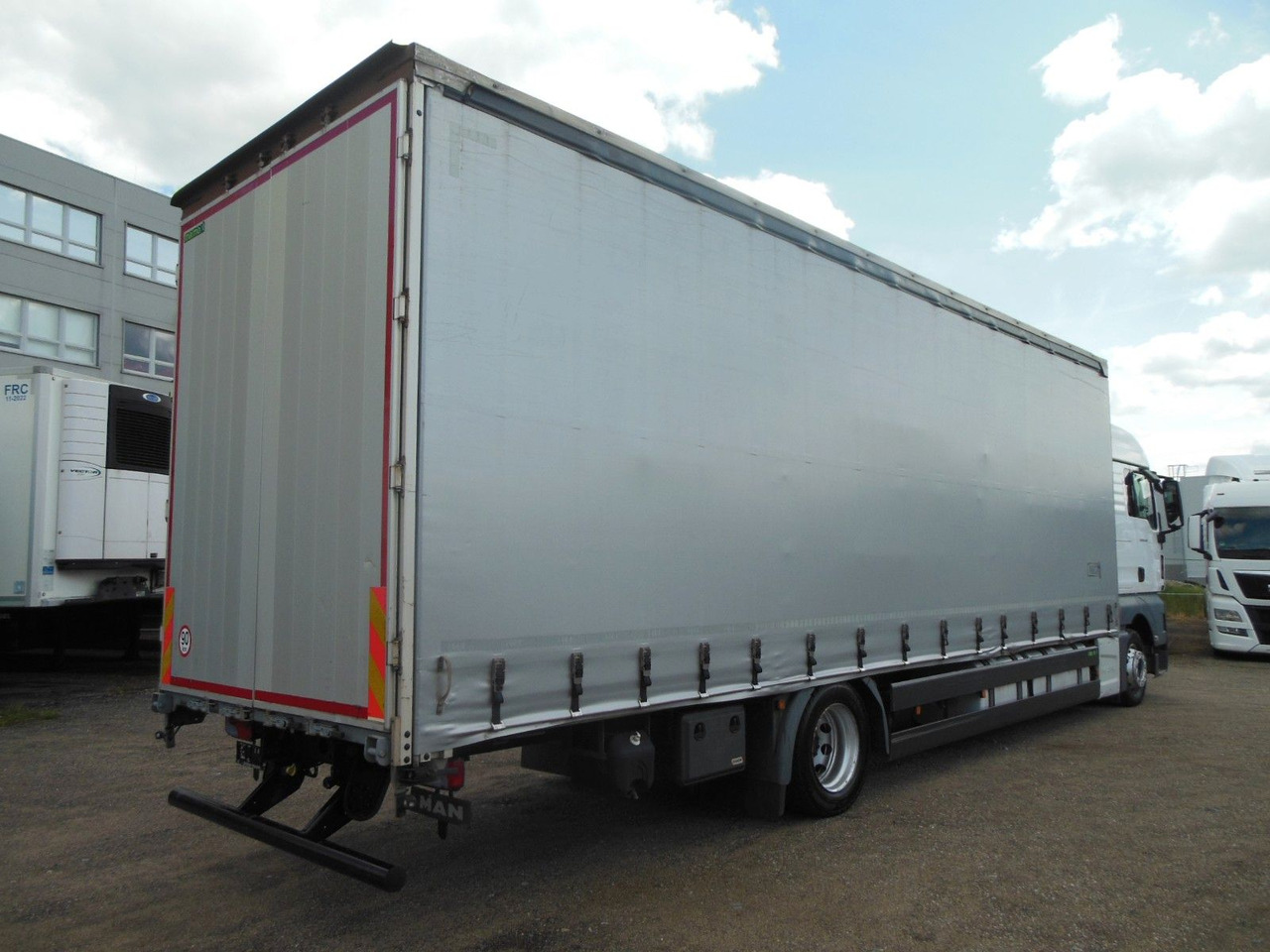 MAN TGX 18.460, XLX, VOLL LUFT, PRITSCHE 9,2M, TOP!! - 侧帘卡车:图3 MAN TGX 18.460, XLX, VOLL LUFT, PRITSCHE 9,2M, TOP!! - 侧帘卡车:图3