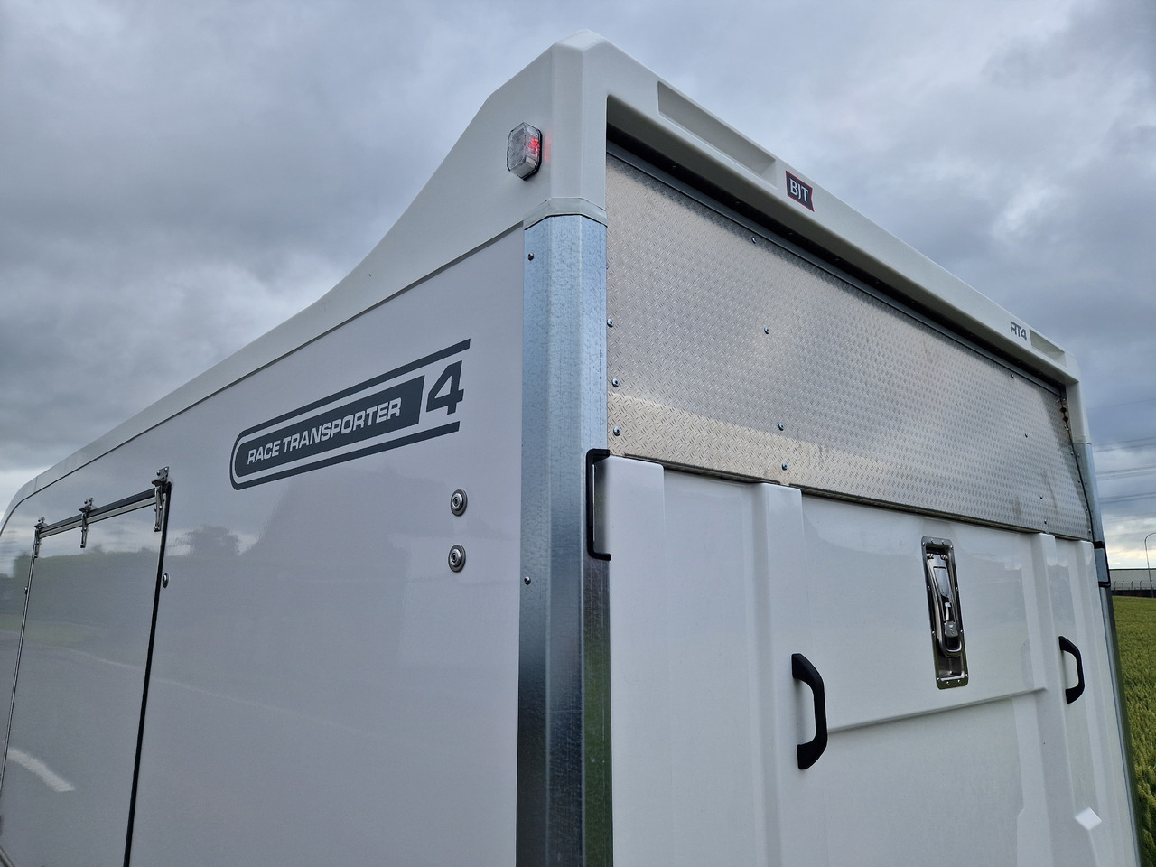 自动转运拖车 BJT Race Transporter 4 550x212x188cm weiss E Winde Frontstauraum ASR Alufelgen dark 3500kg Modell 24：图6