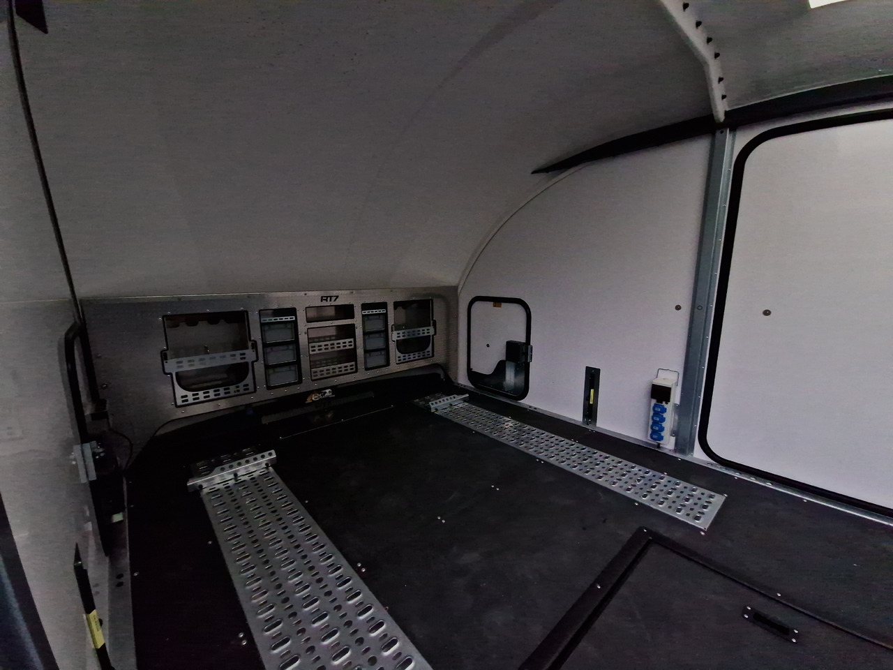 BJT Race Transporter 7 397-6023-35-3-10-B 600x228cm Premium Stauraum Kamera RR 230V Tridem 3500kg - 自动转运拖车:图3 BJT Race Transporter 7 397-6023-35-3-10-B 600x228cm Premium Stauraum Kamera RR 230V Tridem 3500kg - 自动转运拖车:图3