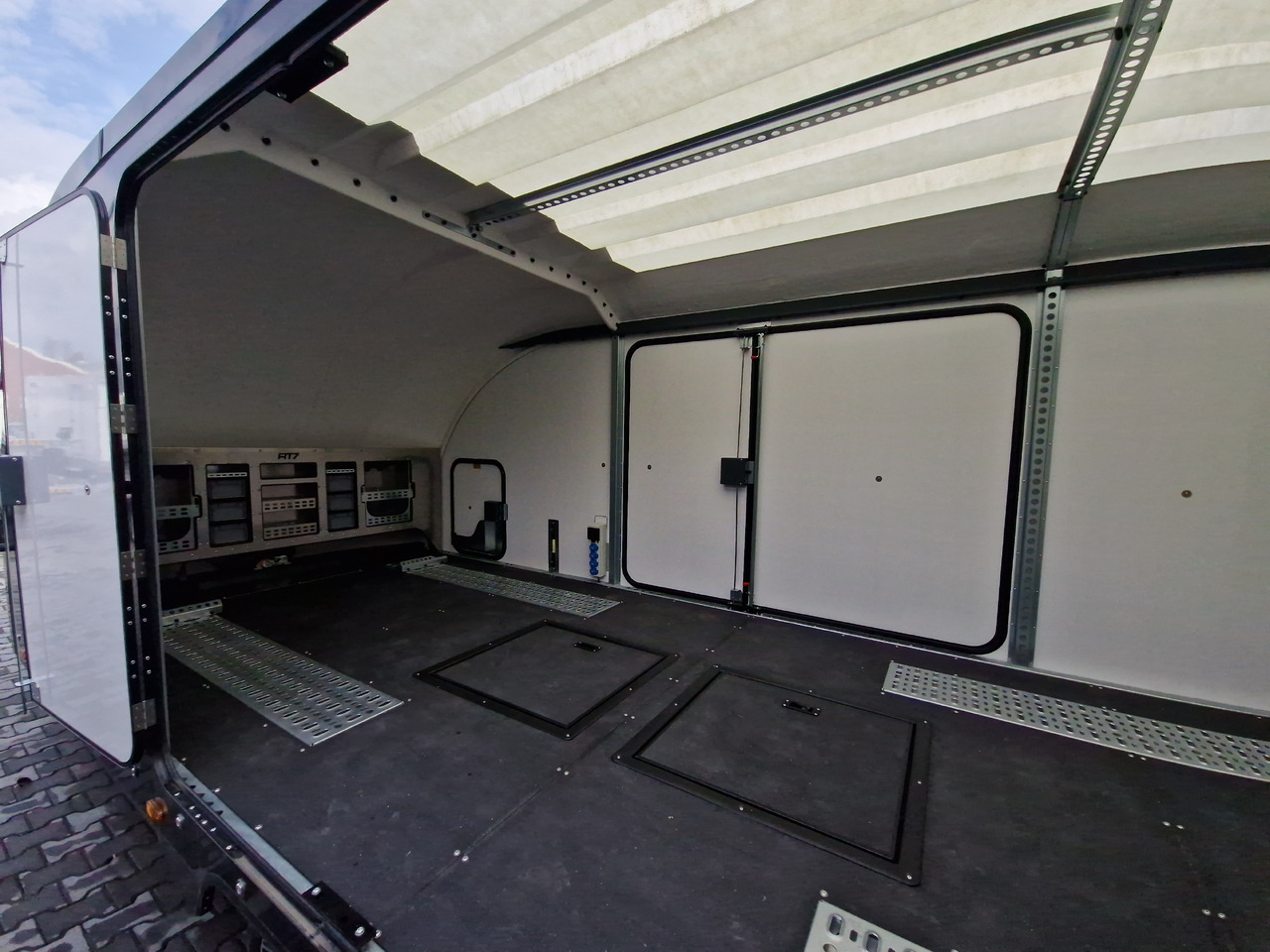 BJT Race Transporter 7 397-6023-35-3-10-B 600x228cm Premium Stauraum Kamera RR 230V Tridem 3500kg - 自动转运拖车:图5 BJT Race Transporter 7 397-6023-35-3-10-B 600x228cm Premium Stauraum Kamera RR 230V Tridem 3500kg - 自动转运拖车:图5