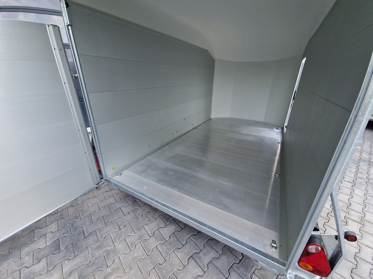 汽车拖车 Cargo Roadster 700 plus 375x180x200cm Alu Poly weiß Seitentür Pullman 100km/H 2600kg Modell 2025：图6