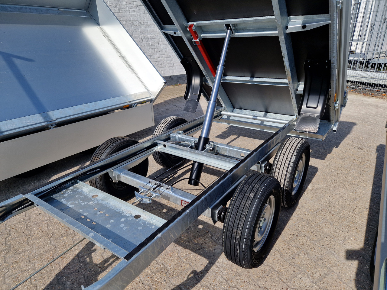 Cheval Liberte Debon Kipper PW 1.2 20 ECO 306x155x30cm 2000kg Modell 2024 - 翻斗拖车:图4 Cheval Liberte Debon Kipper PW 1.2 20 ECO 306x155x30cm 2000kg Modell 2024 - 翻斗拖车:图4