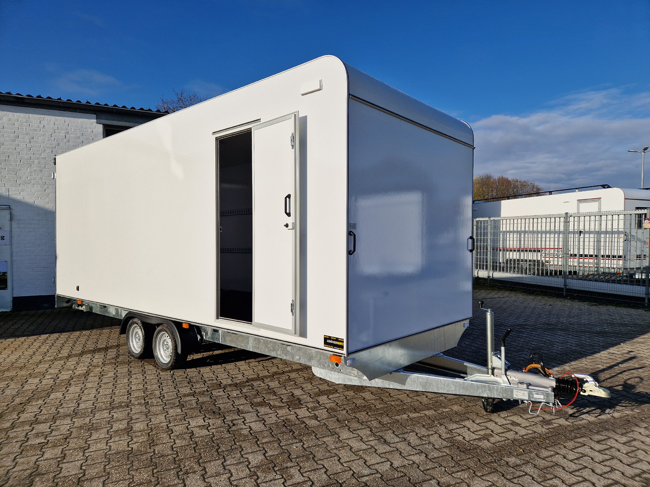 Hochlader Koffer TFSP 600T.00 600x220x220cm aero Zurrsys. Seitentür IL 13" (XXXL+) 3500kg - 封闭厢式拖车:图1 Hochlader Koffer TFSP 600T.00 600x220x220cm aero Zurrsys. Seitentür IL 13" (XXXL+) 3500kg - 封闭厢式拖车:图1