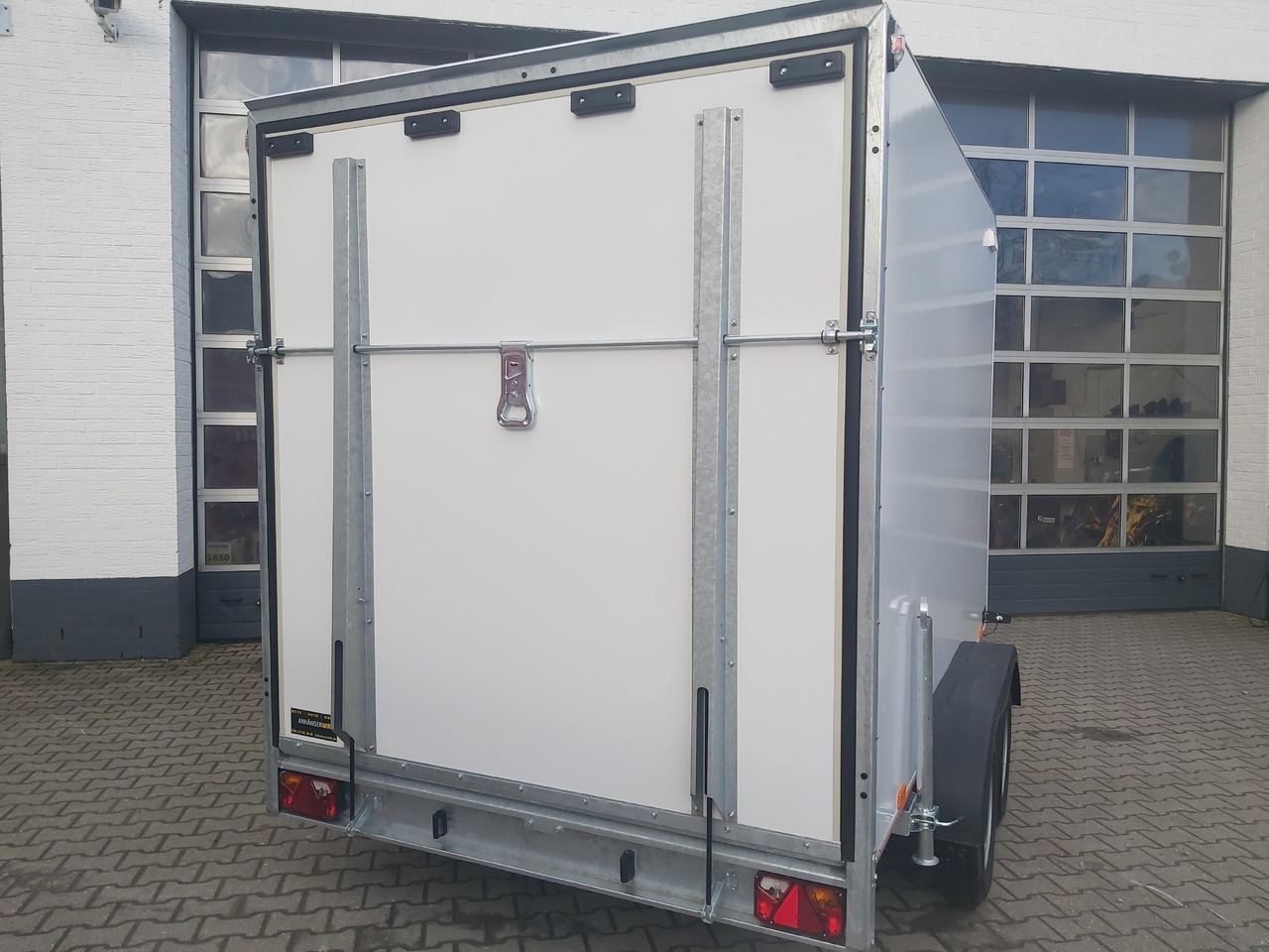 Koffer TFS 300T.01 2700 300x200x210cm aero Heckrampe Zurrsystem 100km/H 2700kg - 封闭厢式拖车:图5 Koffer TFS 300T.01 2700 300x200x210cm aero Heckrampe Zurrsystem 100km/H 2700kg - 封闭厢式拖车:图5