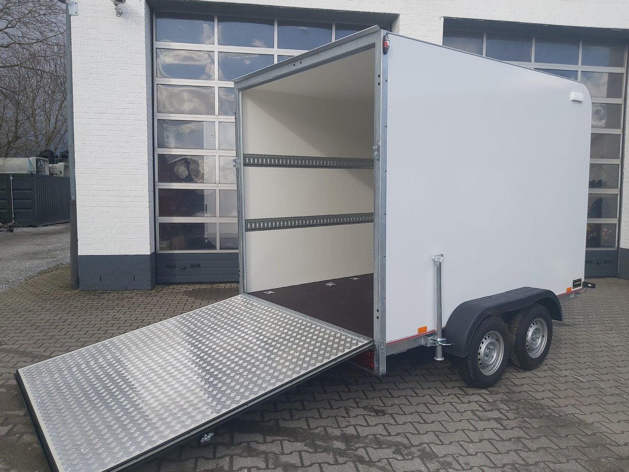 Koffer TFS 300T.01 2700 300x200x210cm aero Heckrampe Zurrsystem 100km/H 2700kg - 封闭厢式拖车:图1 Koffer TFS 300T.01 2700 300x200x210cm aero Heckrampe Zurrsystem 100km/H 2700kg - 封闭厢式拖车:图1