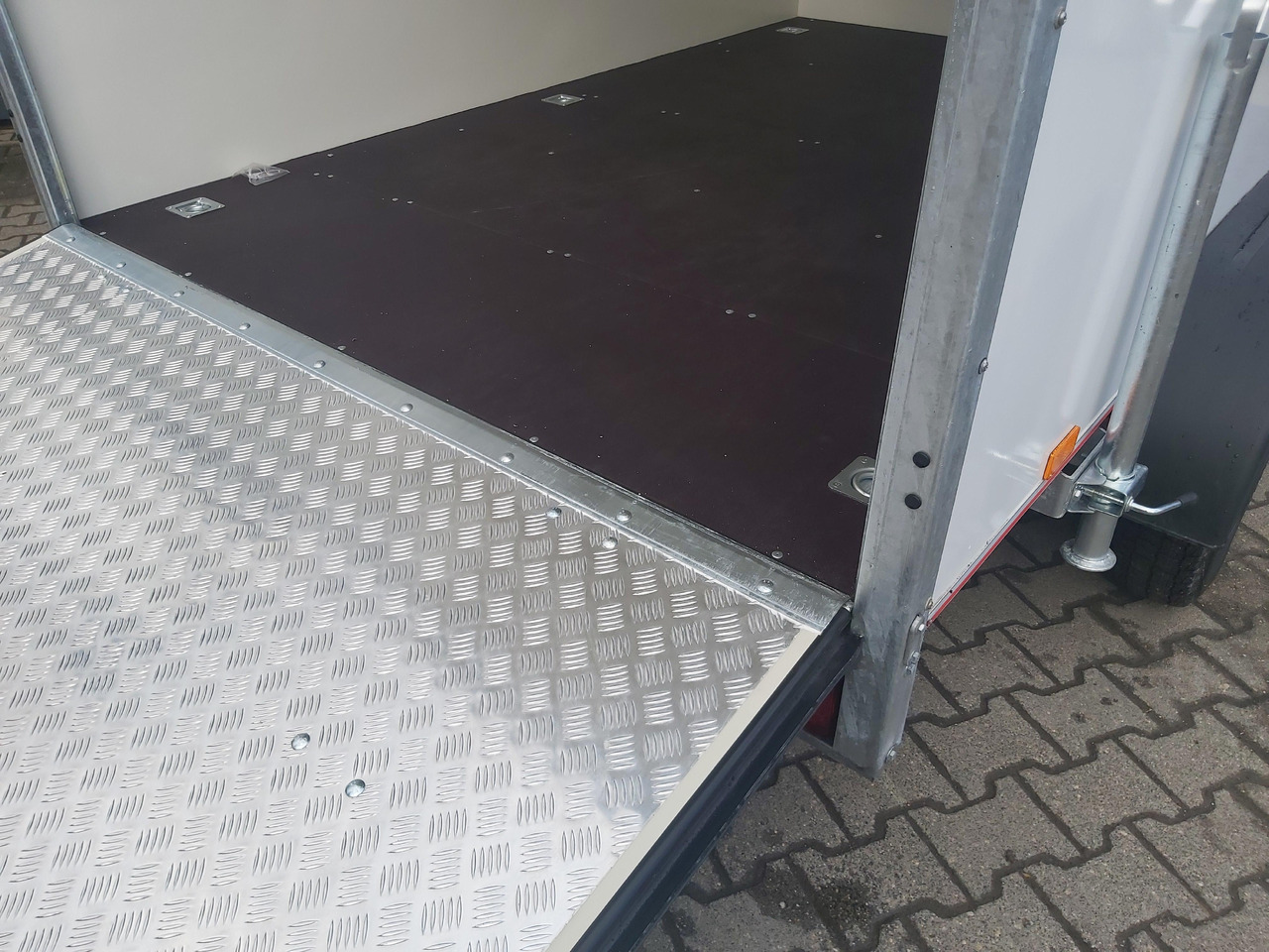 Koffer TFS 300T.01 2700 300x200x210cm aero Heckrampe Zurrsystem 100km/H 2700kg - 封闭厢式拖车:图3 Koffer TFS 300T.01 2700 300x200x210cm aero Heckrampe Zurrsystem 100km/H 2700kg - 封闭厢式拖车:图3