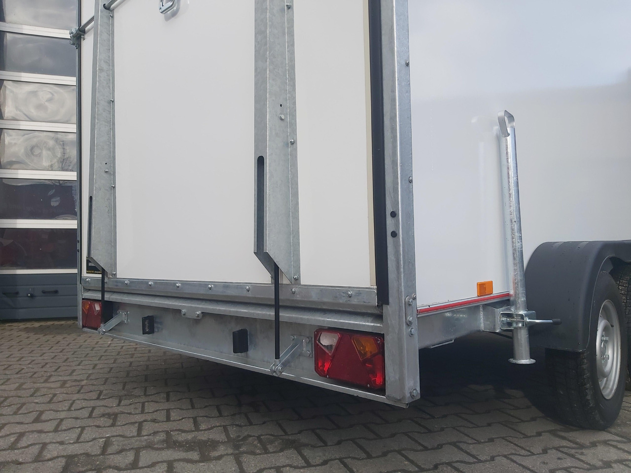 Koffer TFS 300T.01 2700 300x200x210cm aero Heckrampe Zurrsystem 100km/H 2700kg - 封闭厢式拖车:图4 Koffer TFS 300T.01 2700 300x200x210cm aero Heckrampe Zurrsystem 100km/H 2700kg - 封闭厢式拖车:图4