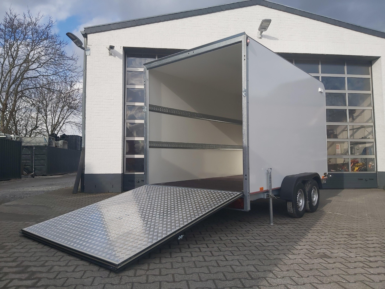 Koffer TFS 360T.01 2700 360x200x210cm aero Heckrampe Zurrsystem (L) 100km/h 2700kg - 封闭厢式拖车:图1 Koffer TFS 360T.01 2700 360x200x210cm aero Heckrampe Zurrsystem (L) 100km/h 2700kg - 封闭厢式拖车:图1