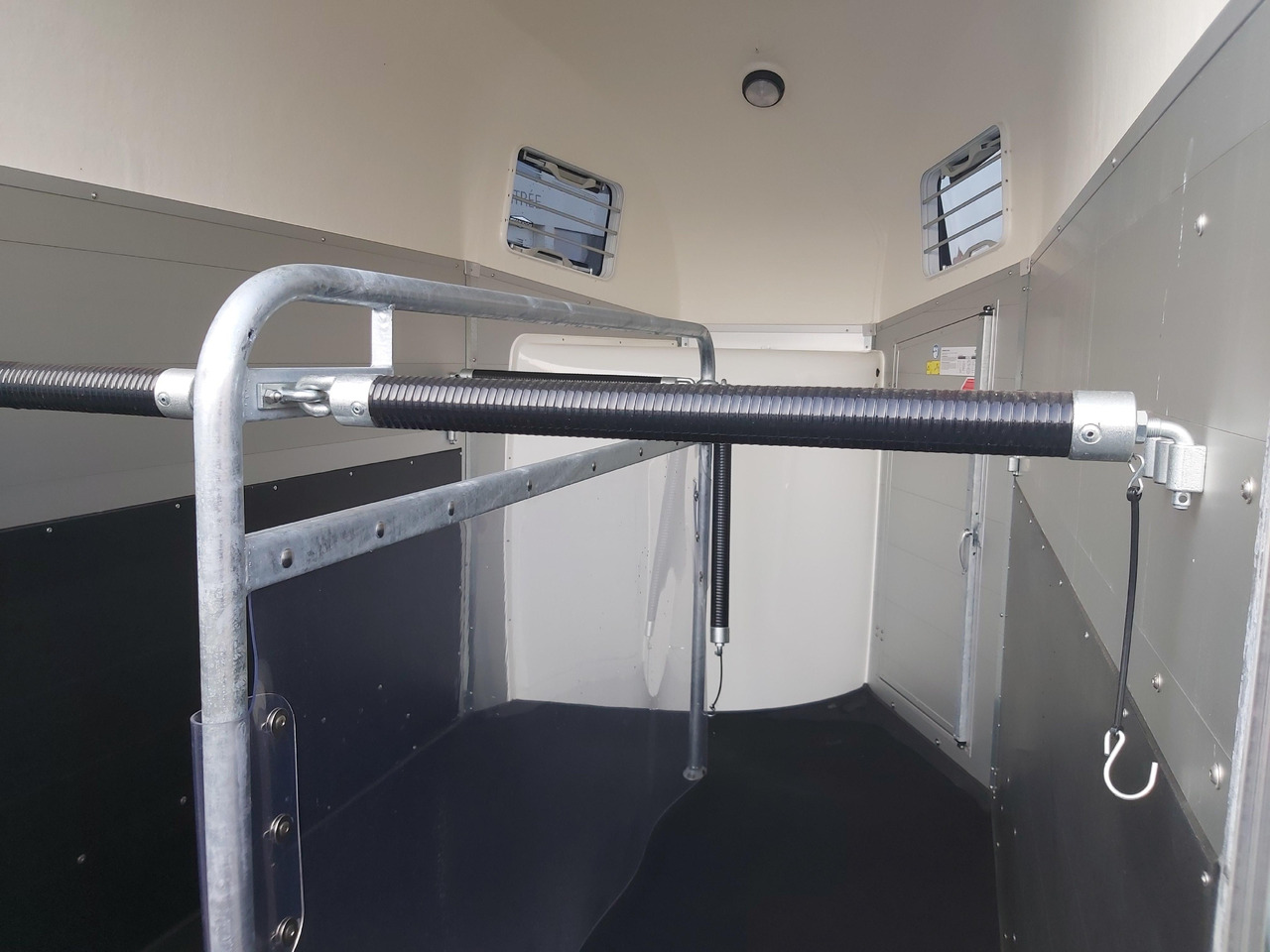 马拖车 Pferdeanhänger Böckmann Champion Esprit C silver black Sattelkammer Trittschutz 2400kg preorder 24：图8