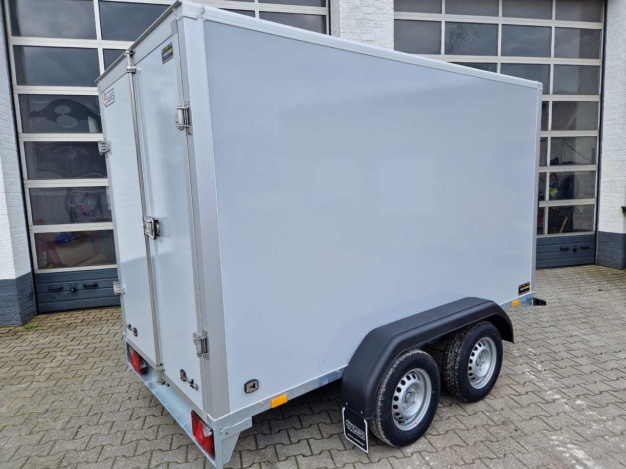 Saris Koffer GO 306 154 180 2700 2 306x154x180cm GFK grau (M) 2700kg Modell 2024 - 封闭厢式拖车:图4 Saris Koffer GO 306 154 180 2700 2 306x154x180cm GFK grau (M) 2700kg Modell 2024 - 封闭厢式拖车:图4