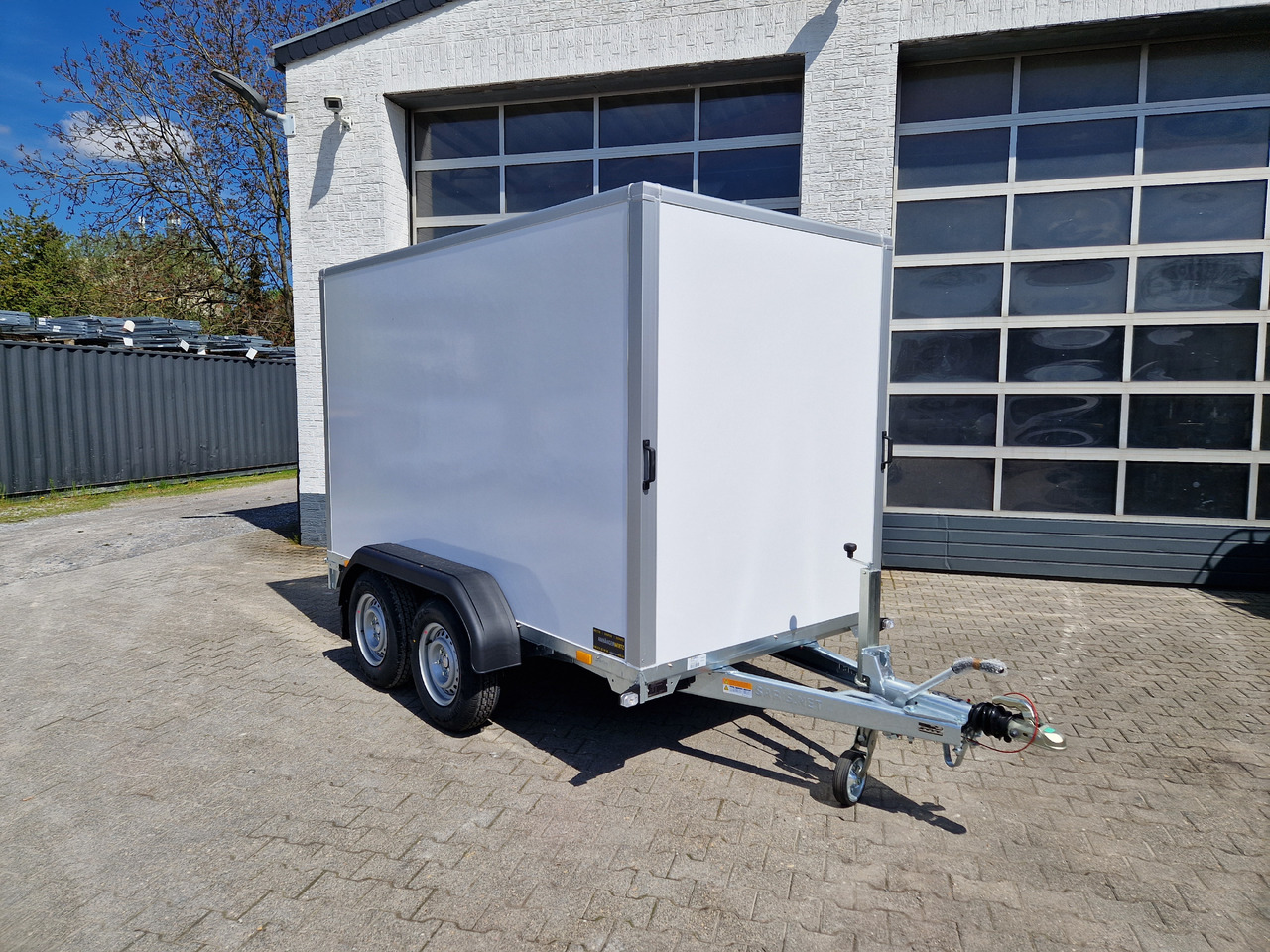 Saris Koffer GO 306 154 180 2700 2 306x154x180cm GFK weiß (M) 2700kg - 封闭厢式拖车:图2 Saris Koffer GO 306 154 180 2700 2 306x154x180cm GFK weiß (M) 2700kg - 封闭厢式拖车:图2