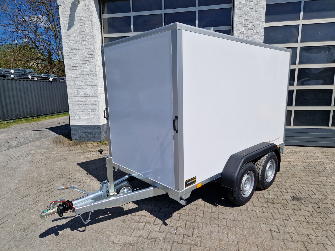 Saris Koffer GO 306 154 180 2700 2 306x154x180cm GFK weiß (M) 2700kg - 封闭厢式拖车:图1 Saris Koffer GO 306 154 180 2700 2 306x154x180cm GFK weiß (M) 2700kg - 封闭厢式拖车:图1