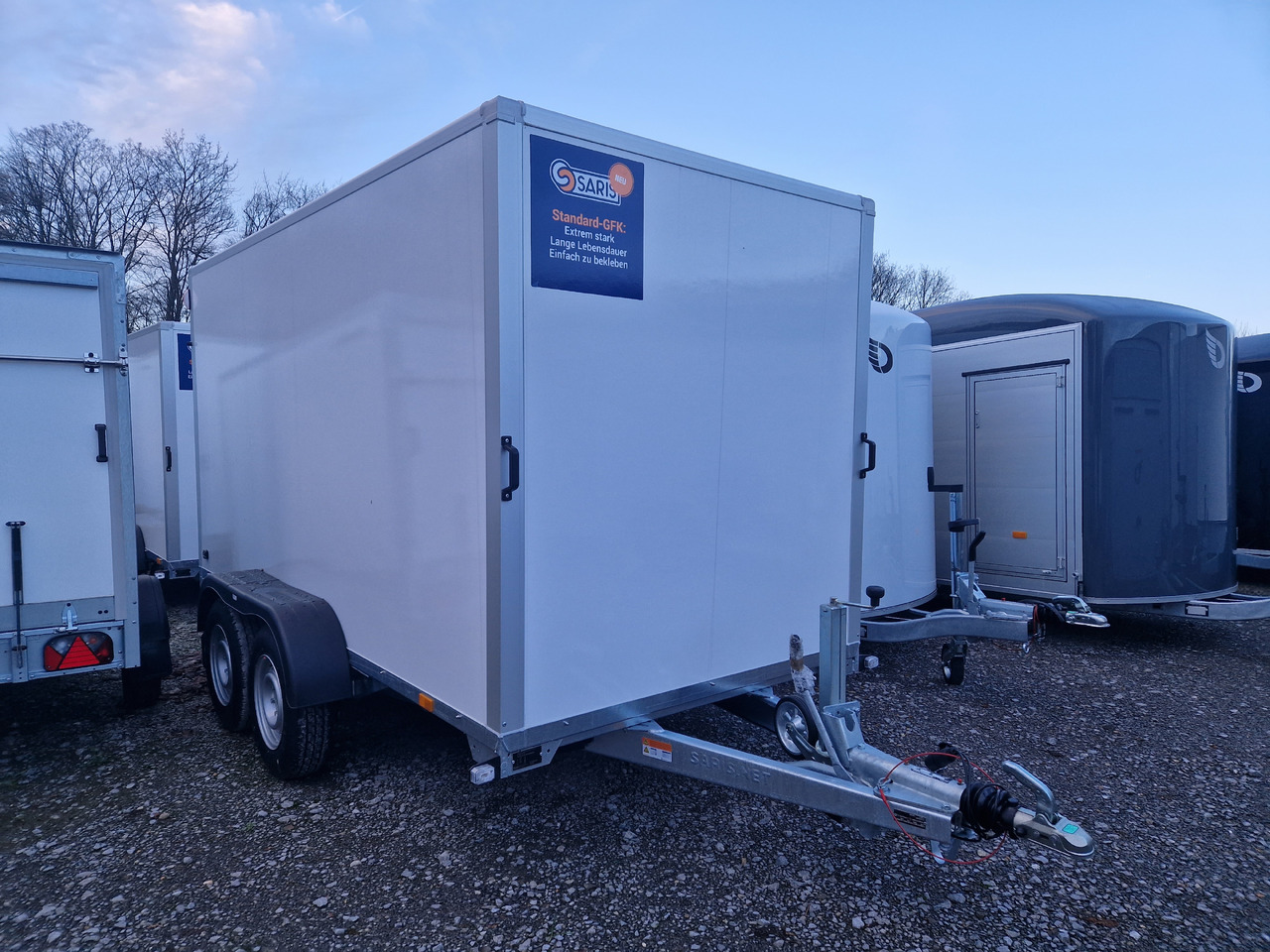 Saris Koffer GO 3506 169 180 2700 2 356x169x180cm weiss GFK (L) 2700kg Modell 2024 - 封闭厢式拖车:图1 Saris Koffer GO 3506 169 180 2700 2 356x169x180cm weiss GFK (L) 2700kg Modell 2024 - 封闭厢式拖车:图1