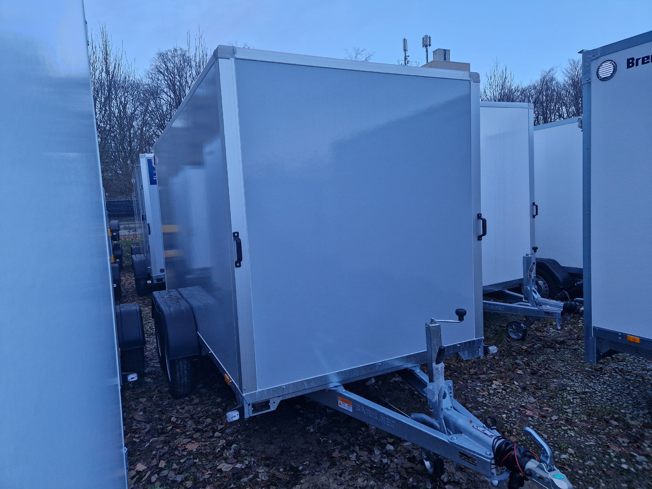 Saris Koffer GO 356 169 180 2700 2 356x169x180cm grau GFK Heckrampe (L) 2700kg - 封闭厢式拖车:图1 Saris Koffer GO 356 169 180 2700 2 356x169x180cm grau GFK Heckrampe (L) 2700kg - 封闭厢式拖车:图1