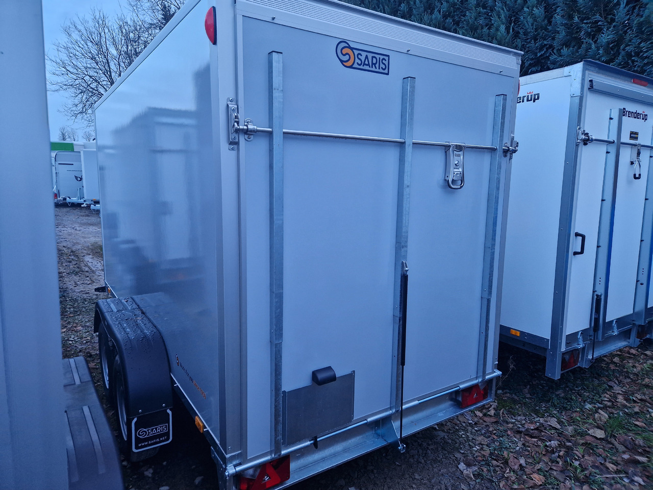 Saris Koffer GO 356 169 180 2700 2 356x169x180cm grau GFK Heckrampe (L) 2700kg - 封闭厢式拖车:图2 Saris Koffer GO 356 169 180 2700 2 356x169x180cm grau GFK Heckrampe (L) 2700kg - 封闭厢式拖车:图2