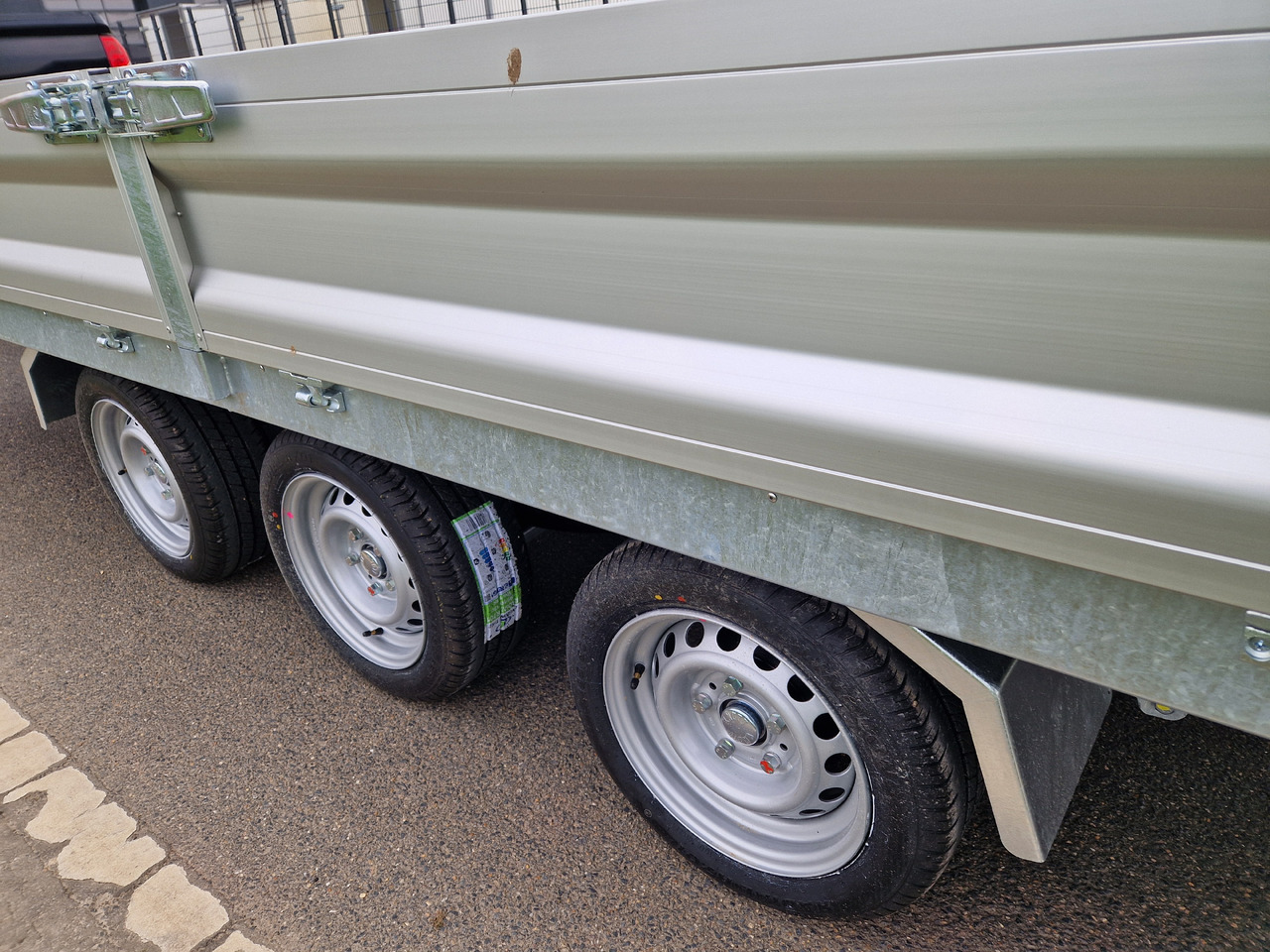 翻斗拖车 Variant Maschinentransporter 3553 UX Maxi Load LED Tridem Parabelfeder 3500kg Modell 2024：图6