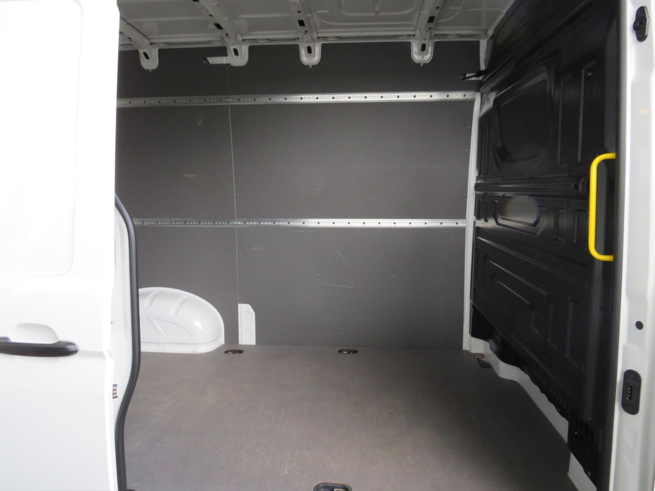 VOLKSWAGEN Crafter 35 L3H3 Kasten Klima ZV - 无侧窗厢式货车:图5 VOLKSWAGEN Crafter 35 L3H3 Kasten Klima ZV - 无侧窗厢式货车:图5