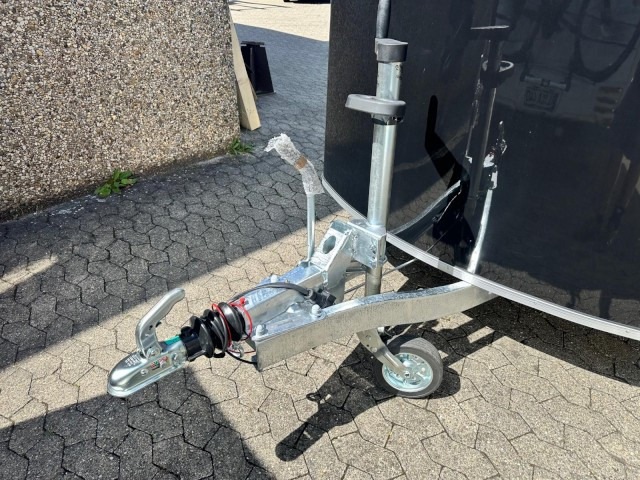 Cheval Liberte Debon Roadster 300, C300 Sandwich + Türe 1300 kg, 100 km/h, 300x155x190cm - 封闭厢式拖车:图2 Cheval Liberte Debon Roadster 300, C300 Sandwich + Türe 1300 kg, 100 km/h, 300x155x190cm - 封闭厢式拖车:图2