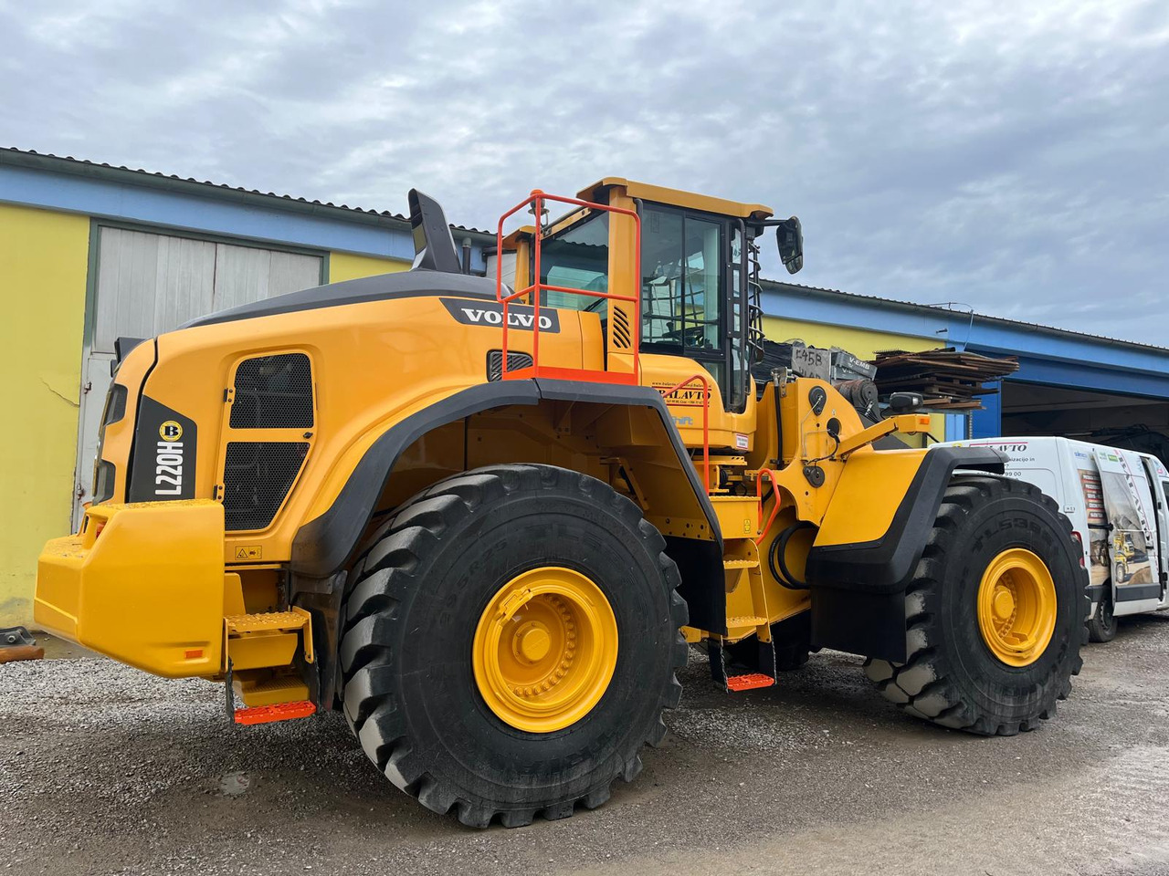 Volvo L220H - 轮式装载机:图1 Volvo L220H - 轮式装载机:图1