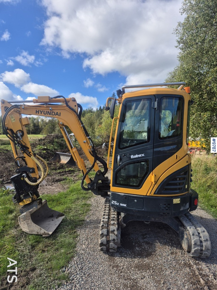 Hyundai 25Z-9AK mini excavator with tiltrotator and attachments - 小型挖掘机:图1 Hyundai 25Z-9AK mini excavator with tiltrotator and attachments - 小型挖掘机:图1