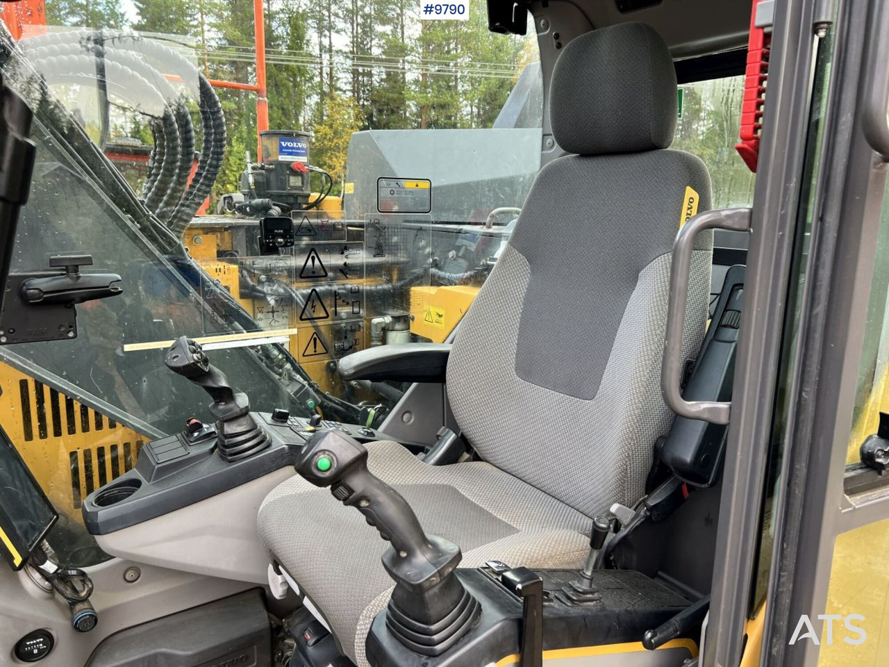 履带式挖掘机 VOLVO ECR145 EL Excavator with attachments：图6