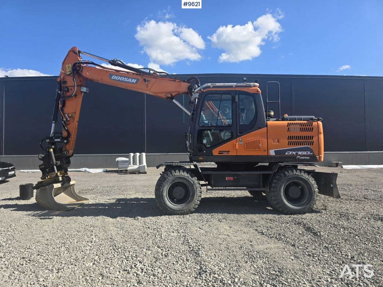 Wheeled Excavator Doosan DX160W with attachment and trailer - 轮式挖掘机:图1 Wheeled Excavator Doosan DX160W with attachment and trailer - 轮式挖掘机:图1