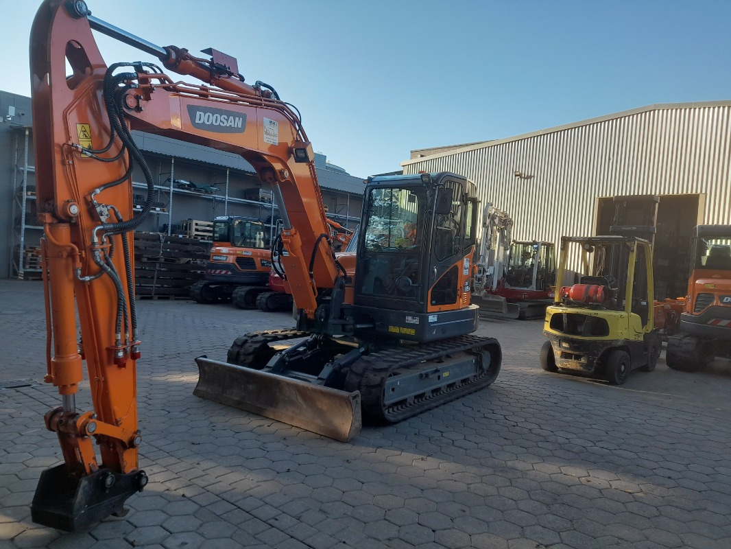 Doosan DX85R-3 - 挖掘机:图1 Doosan DX85R-3 - 挖掘机:图1