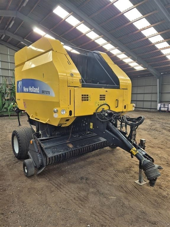 New Holland BR7070 med rotorsnitter Snitter - 圆形打包机:图2 New Holland BR7070 med rotorsnitter Snitter - 圆形打包机:图2