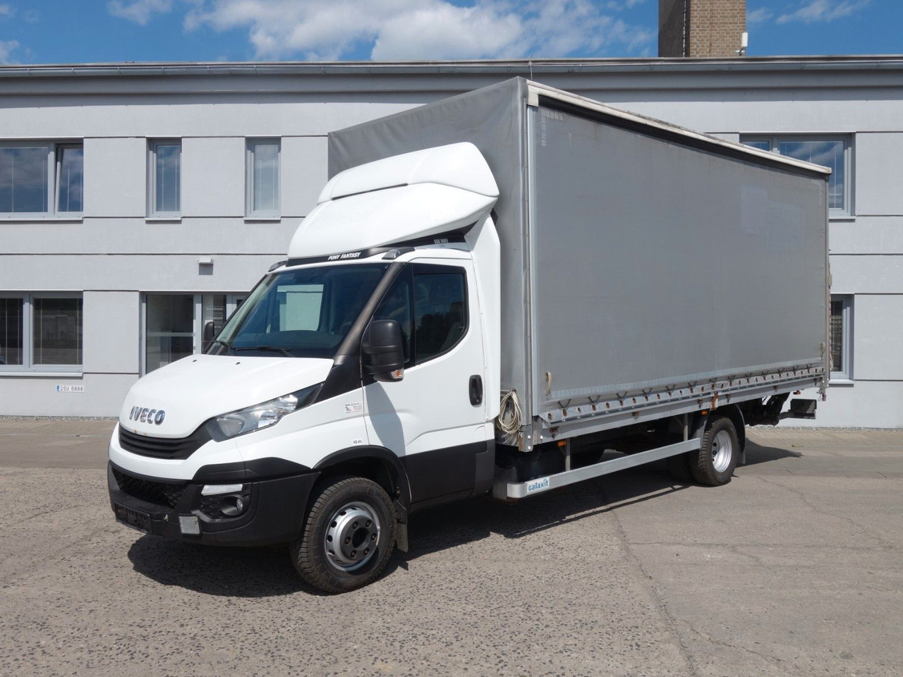Iveco Daily 70C18 mit LBW - 侧帘货车:图1 Iveco Daily 70C18 mit LBW - 侧帘货车:图1