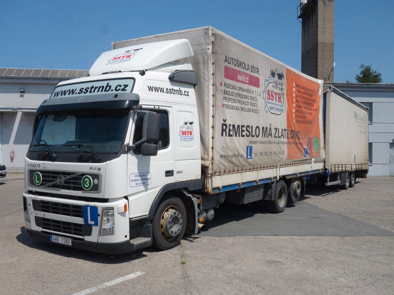 Volvo FM 380 6x2 + Panav Anhänger - 侧帘卡车:图1 Volvo FM 380 6x2 + Panav Anhänger - 侧帘卡车:图1
