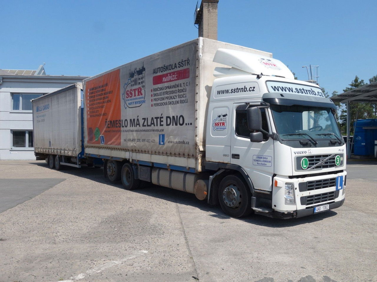 Volvo FM 380 6x2 + Panav Anhänger - 侧帘卡车:图3 Volvo FM 380 6x2 + Panav Anhänger - 侧帘卡车:图3