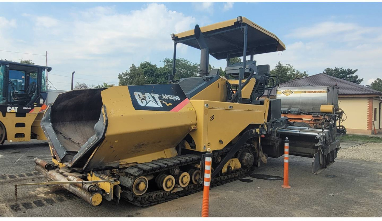 CAT AP-655D - 沥青铺路机:图1 CAT AP-655D - 沥青铺路机:图1