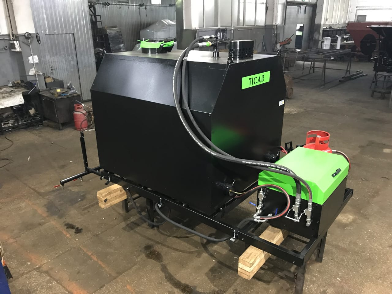 TICAB Manufacturer, Bitumen Sprayer, Asphalt Distributor, 2000L - 沥青洒布车:图2 TICAB Manufacturer, Bitumen Sprayer, Asphalt Distributor, 2000L - 沥青洒布车:图2
