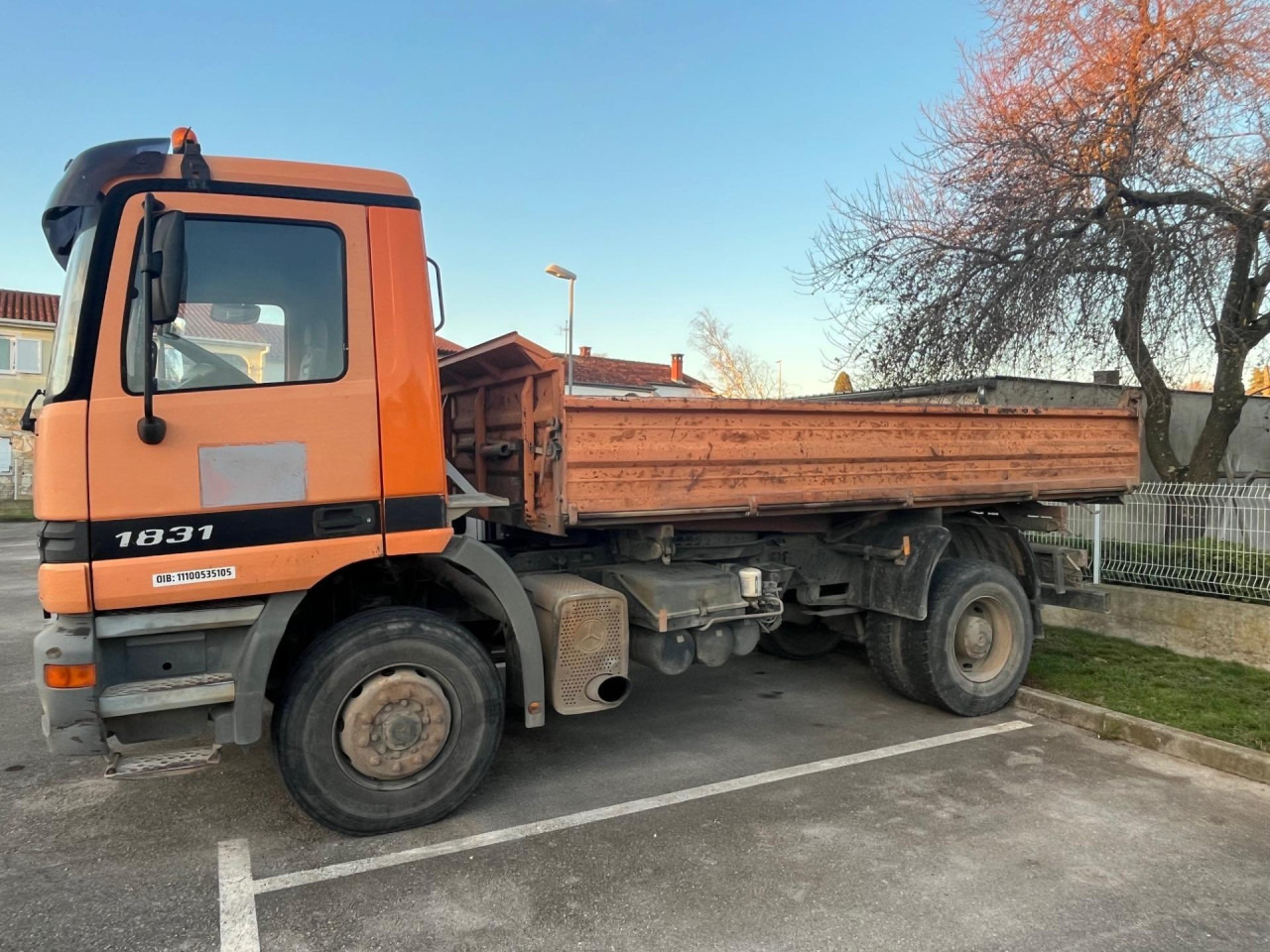 MERCEDES-BENZ Actros 1831 K - 翻斗车:图2 MERCEDES-BENZ Actros 1831 K - 翻斗车:图2