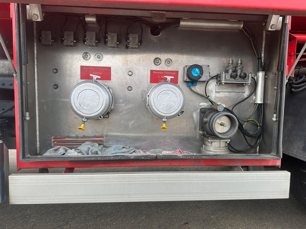 Mercedes-Benz Axor 1833, ADR, E4, 2 Kammern 1. 5000L 2. 7000L - 罐车:图5 Mercedes-Benz Axor 1833, ADR, E4, 2 Kammern 1. 5000L 2. 7000L - 罐车:图5