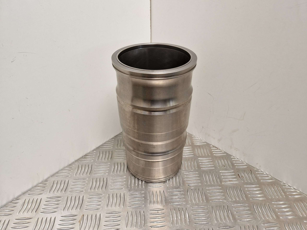 Scania 1868157 Piston Liner Set 6 127mm - 发动机及其零件 适用于 建筑机械:图1 Scania 1868157 Piston Liner Set 6 127mm - 发动机及其零件 适用于 建筑机械:图1