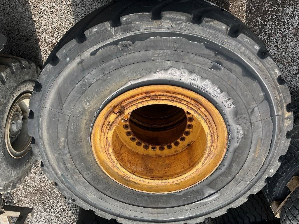 Michelin 800/65R29 XLD Volvo L150 L180 - 车轮:图5 Michelin 800/65R29 XLD Volvo L150 L180 - 车轮:图5