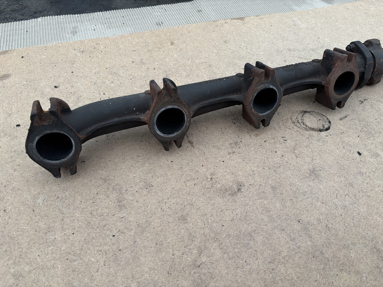 Claas LEXION 780 KOLEKTOR WYDECHOWY 5421420601 - 排气管 适用于 联合收割机:图2 Claas LEXION 780 KOLEKTOR WYDECHOWY 5421420601 - 排气管 适用于 联合收割机:图2