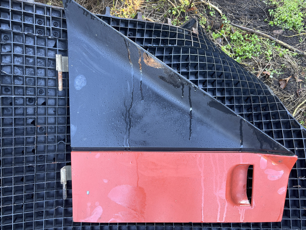 Fiat Agri New Holland G210 G230 G240 - boczek maski - 引擎罩 适用于 农业机械:图1 Fiat Agri New Holland G210 G230 G240 - boczek maski - 引擎罩 适用于 农业机械:图1